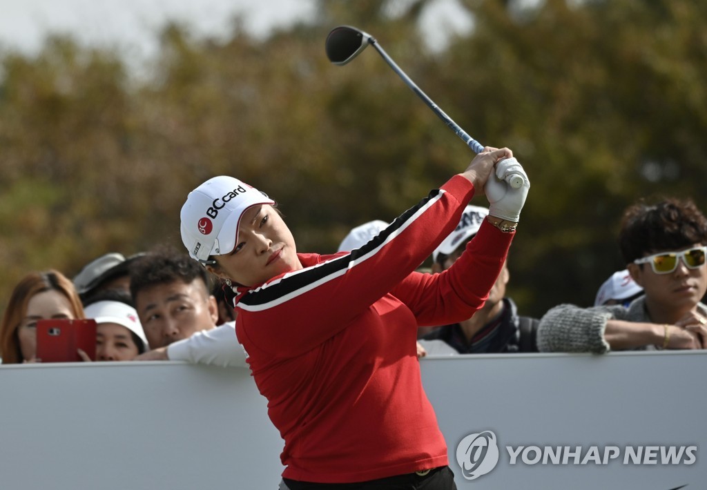 In this AFP photo, Jang Ha-na of South Korea tees off at the fourth hole during the final round of the BMW Ladies Championship at LPGA International Busan in Busan, 450 kilometers southeast of Seoul, on Oct. 27, 2019. (Yonhap)