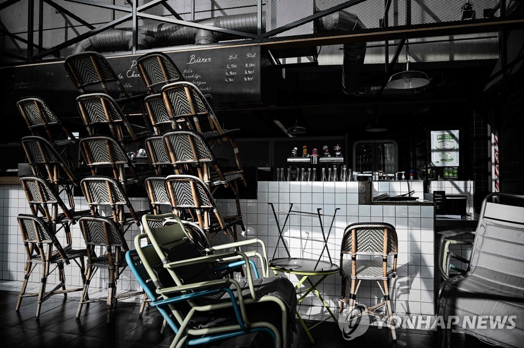 지난달 20일 프랑스 파리의 한 음식점이 영업 중단으로 의자를 쌓아놓은 모습. [AFP=연합뉴스 자료사진]