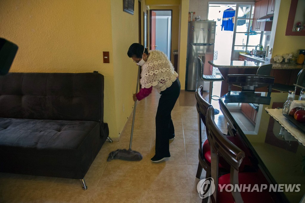 자신의 집 청소하는 멕시코 가사도우미 카르멘 에르난데스