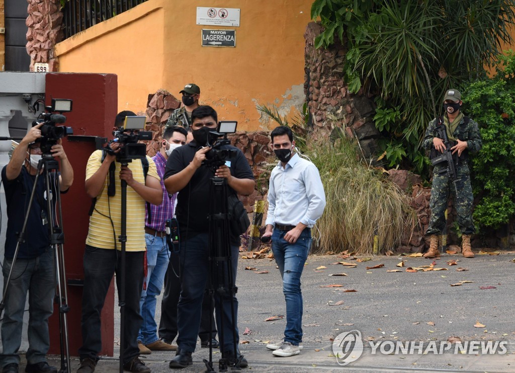 숨진 소녀들이 안치된 곳 주변의 취재진