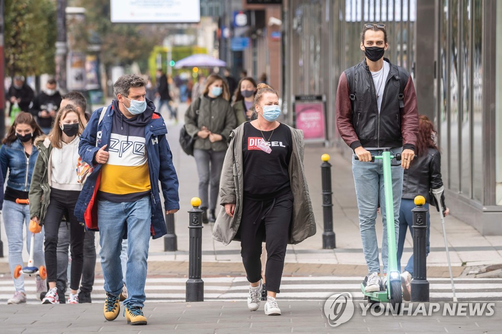 폴란드 수도 바르샤바의 거리에서 마스크를 착용한 시민들 [AFP=연합뉴스]
