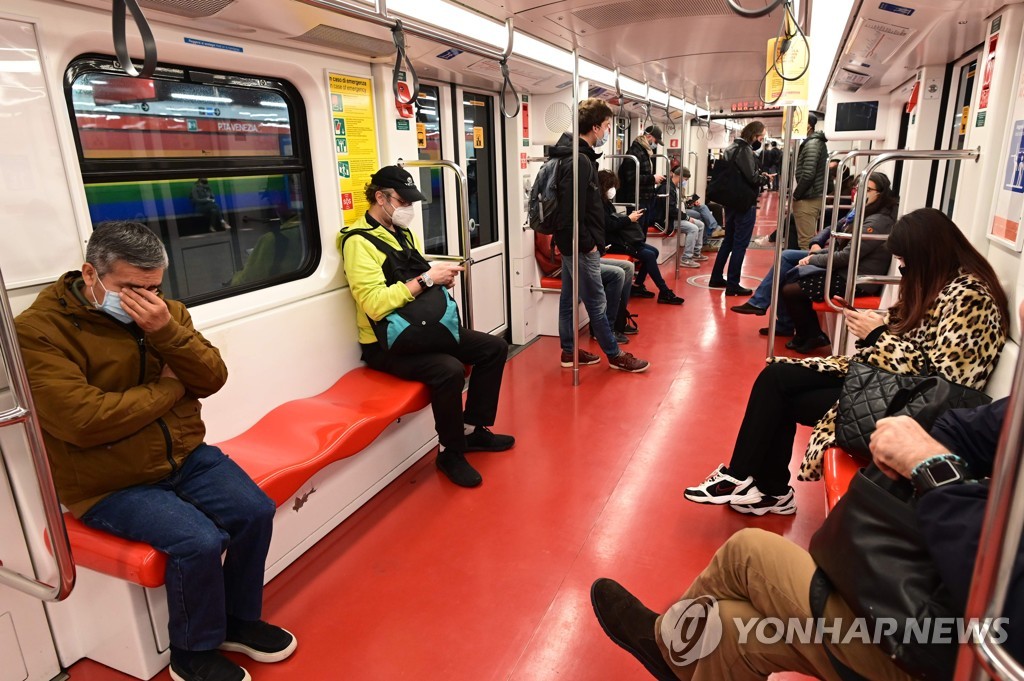 승객들이 마스크를 쓴 채 띄엄띄엄 앉아 있는 밀라노 지하철 내부 모습. 2020.10.20. [AFP=연합뉴스]
