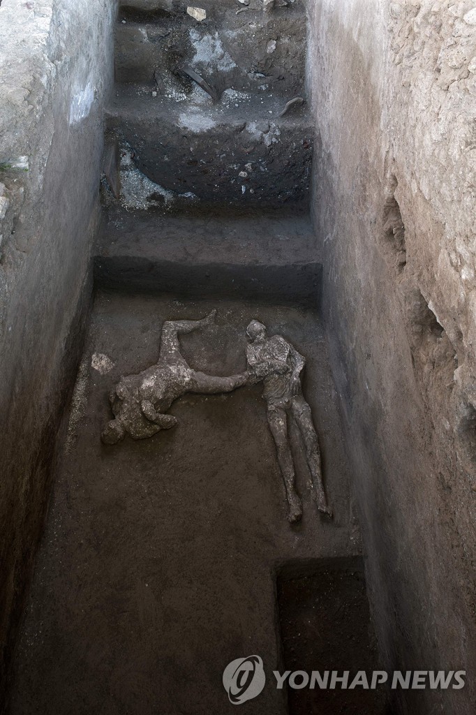 이탈리아 나폴리 남동부의 폼페이 유적지에서 발견된 두 남성의 유해