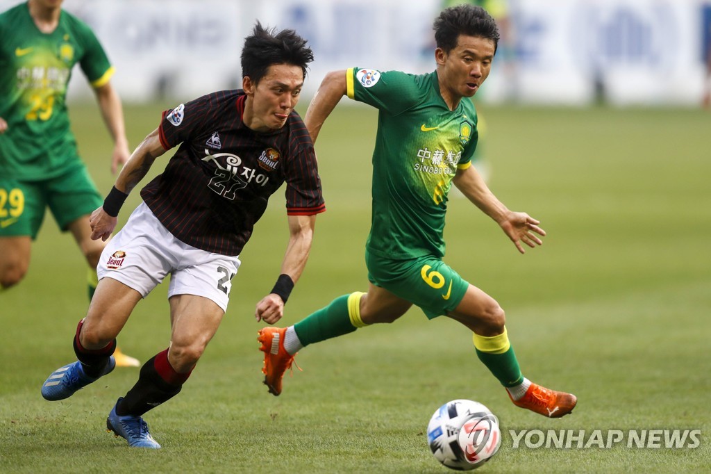 In this AFP photo, Ko Kwang-min of FC Seoul (L) and Chi Zhongguo of Beijing Guoan chase the ball during their Group E match at the Asian Football Confederation Champions League at Jassim bin Hamad Stadium in Doha on Nov. 30, 2020. (Yonhap)