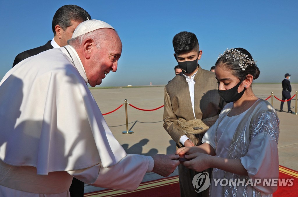 7일(현지시간) 프란치스코 교황이 이라크 북부 아르빌 공항에 도착해 환영받고 있다.