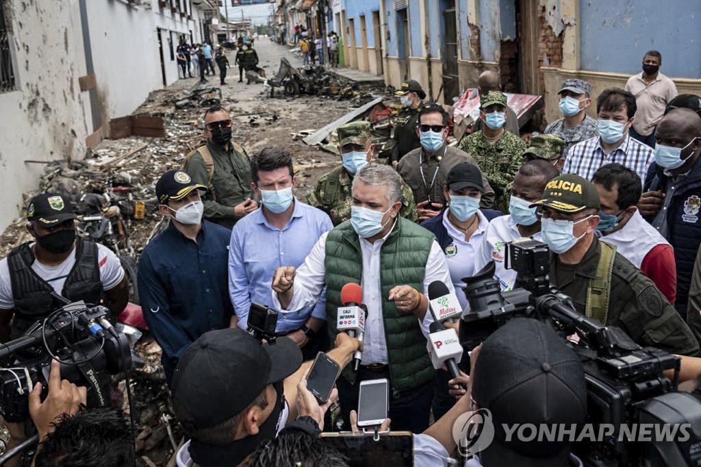 차량폭탄 공격 현장 찾은 두케 콜롬비아 대통령