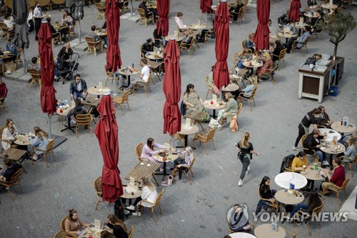 [사진톡톡] 네덜란드도 봉쇄 완화…6개월만에 식당·카페 야외 영업