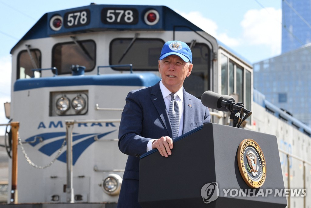 조 바이든 미국 대통령이 30일(현지시간) 필라델피아 암트랙 30번가 역 승강장에서 연설하고 있다.