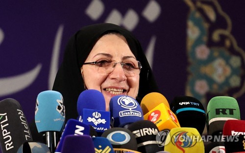 기자회견하는 이란 대선 여성 후보자