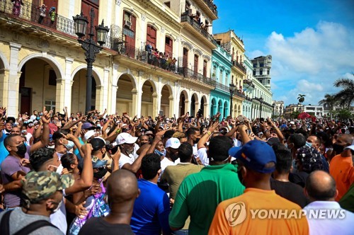 11일 쿠바 수도 아바나에서 열린 대규모 반정부 시위 [AFP=연합뉴스 자료사진]
