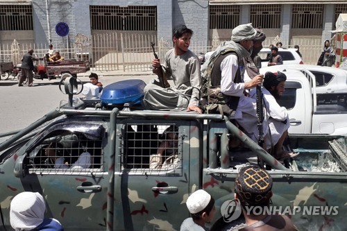 13일(현지시간) 아프가니스탄 칸다하르에서 탈레반 대원들이 아프간군 차량을 훔쳐 타고 다니고 있다. [AFP=연합뉴스]