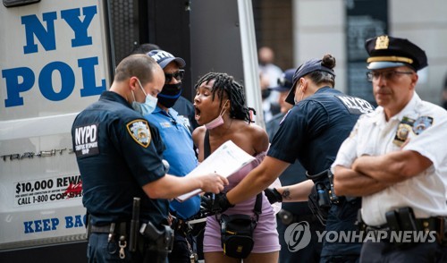 [AFP=연합뉴스 자료사진] 미국 뉴욕 경찰에 체포되는 경찰 예산 삭감 요구 시위자
