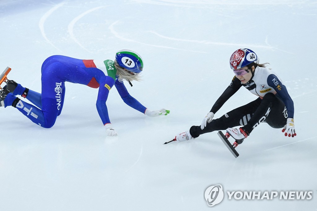 In this AFP photo, Choi Min-jeong of South Korea (R) and Martina Valcepina of Italy fall during the women's 500m final at the International Skating Union Short Track Speed Skating World Cup at Capital Indoor Stadium in Beijing on Oct. 23, 2021. (Yonhap)