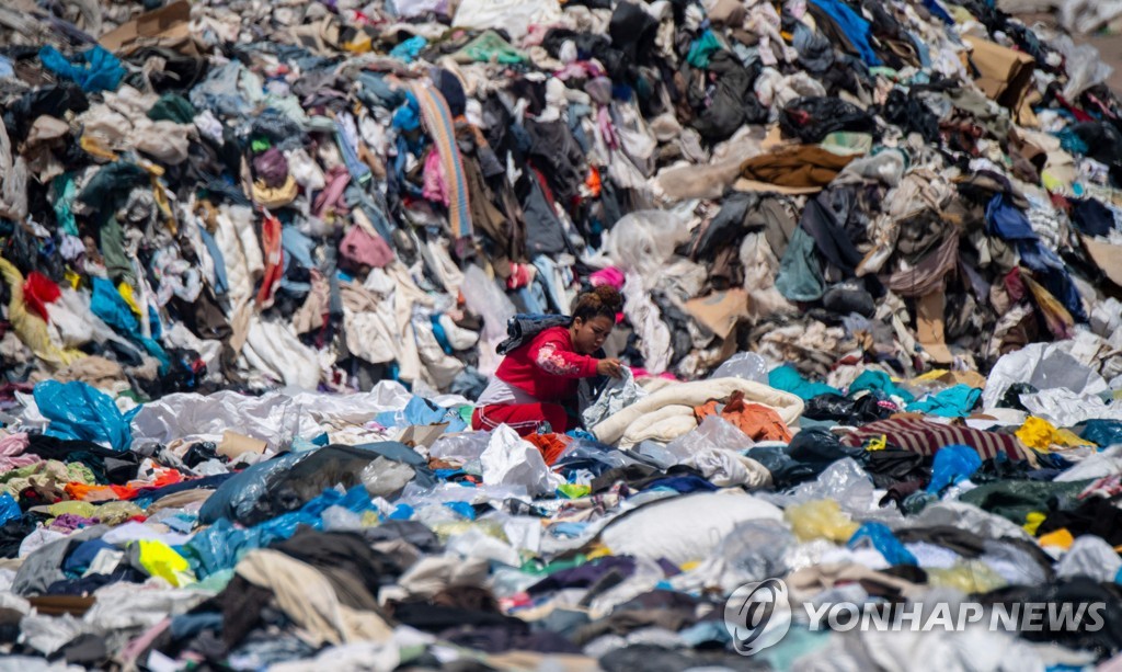 월드and포토 사막에 쌓인 옷 산패스트패션의 그늘 연합뉴스 9082