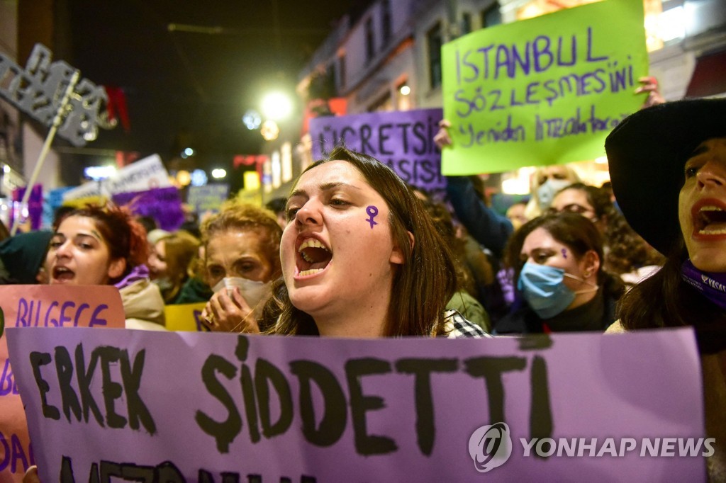 터키 이스탄불에서 열린 세계 여성폭력 추방의 날 시위