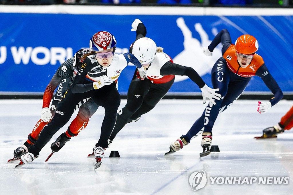 In this AFP file photo from Nov. 28, 2021, Choi Min-jeong of South Korea (L) takes the women's 1,000m title at the International Skating Union Short Track Speed Skating World Cup at Sportboulevard Dordrecht in Dordrecht, the Netherlands, on Nov. 28, 2021. (Yonhap)