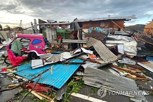 슈퍼 태풍 라이로 허물어진 필리핀 수리가오시의 가옥들. 2021.12.17