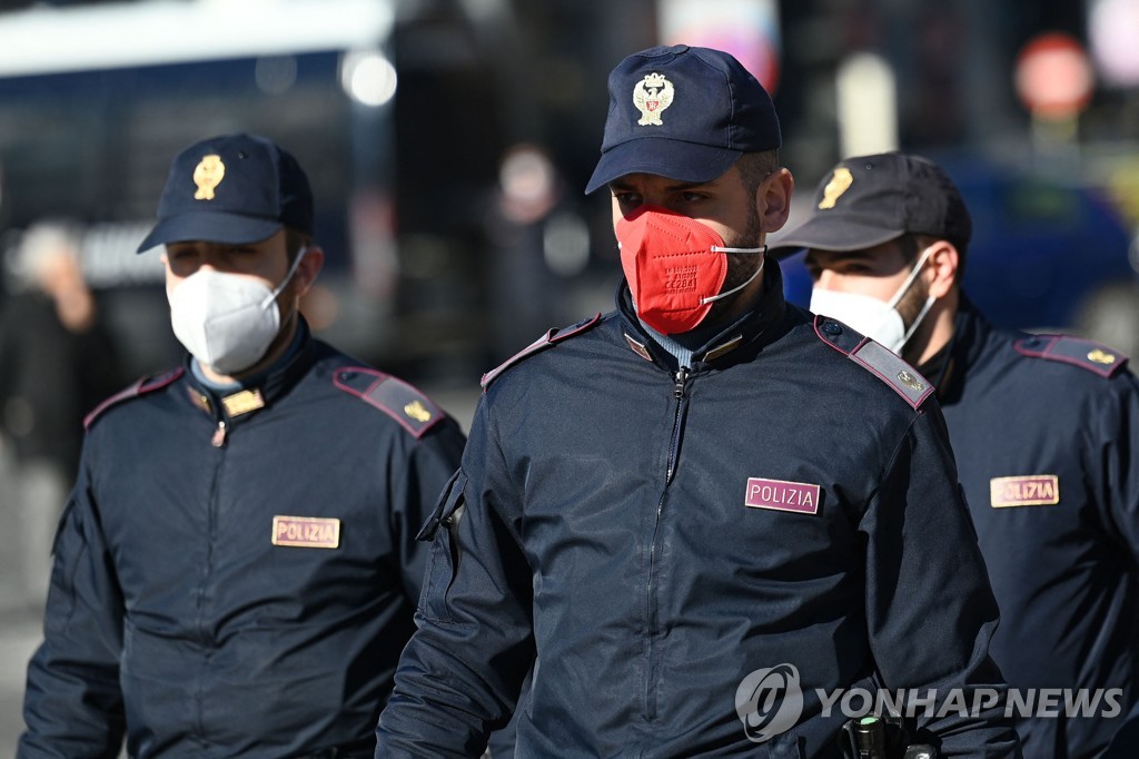 붉은색상의 마스크를 착용하고 외근을 하는 이탈리아 경찰