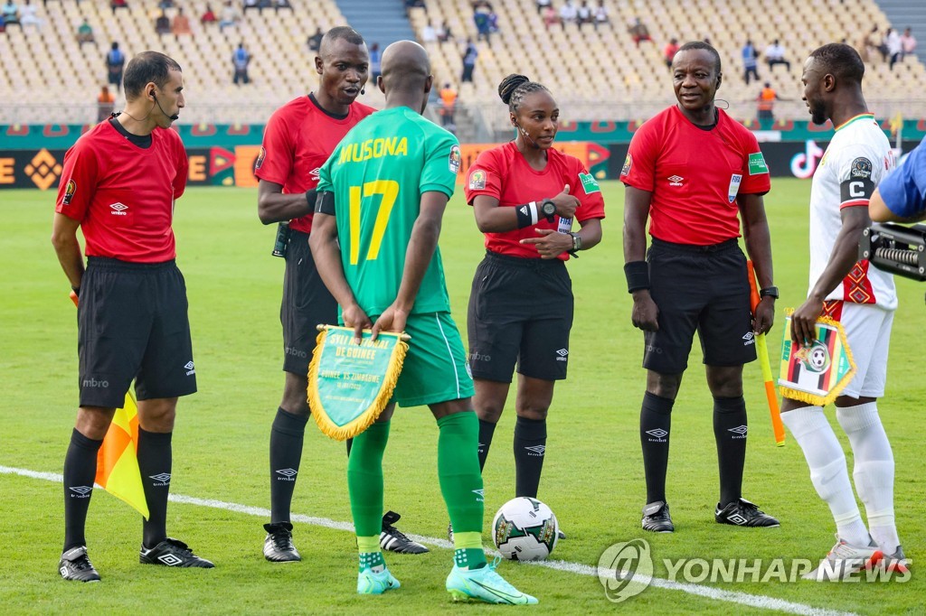 짐바브웨-기니 경기에서 휘슬을 분 살리마 무칸상가 주심(오른쪽에서 세 번째).