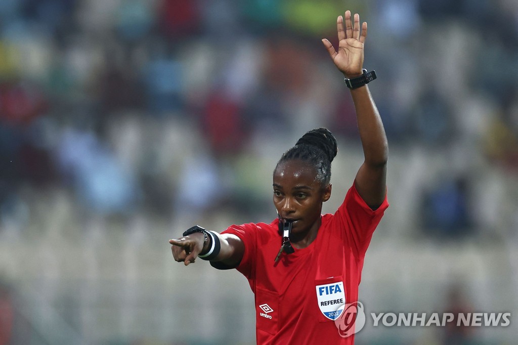 아프리카 네이션스컵 사상 최초의 여성 주심이 된 살리마 무칸상가 심판.