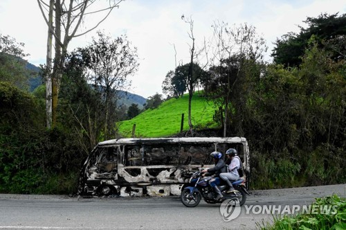 6일(현지시간) 콜롬비아 마약조직이 두목의 미국 인도에 반발해 불태운 버스