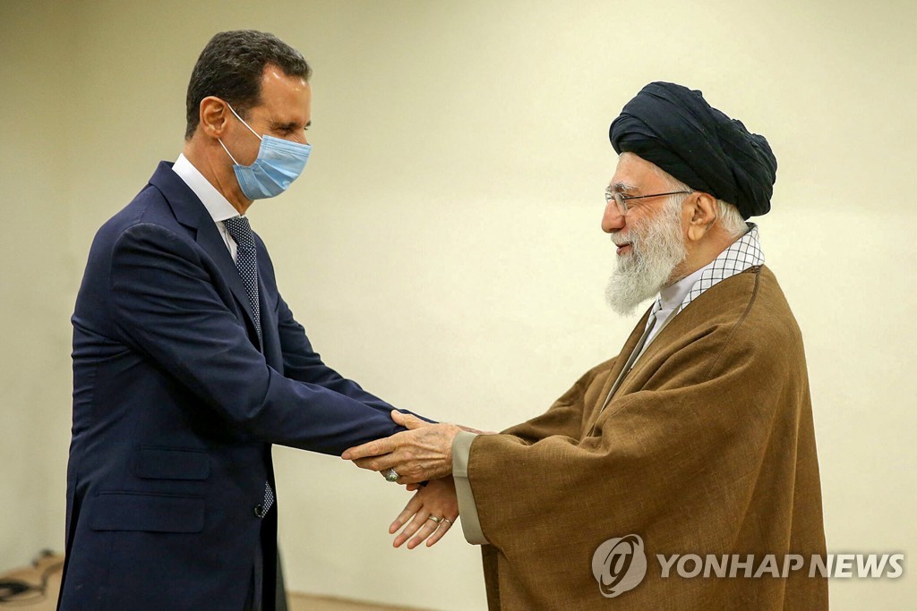 아야톨라 세예드 알리 하메네이 이란 최고지도자(오른쪽) 만난 바샤르 알 아사드 시리아 대통령(왼쪽)
