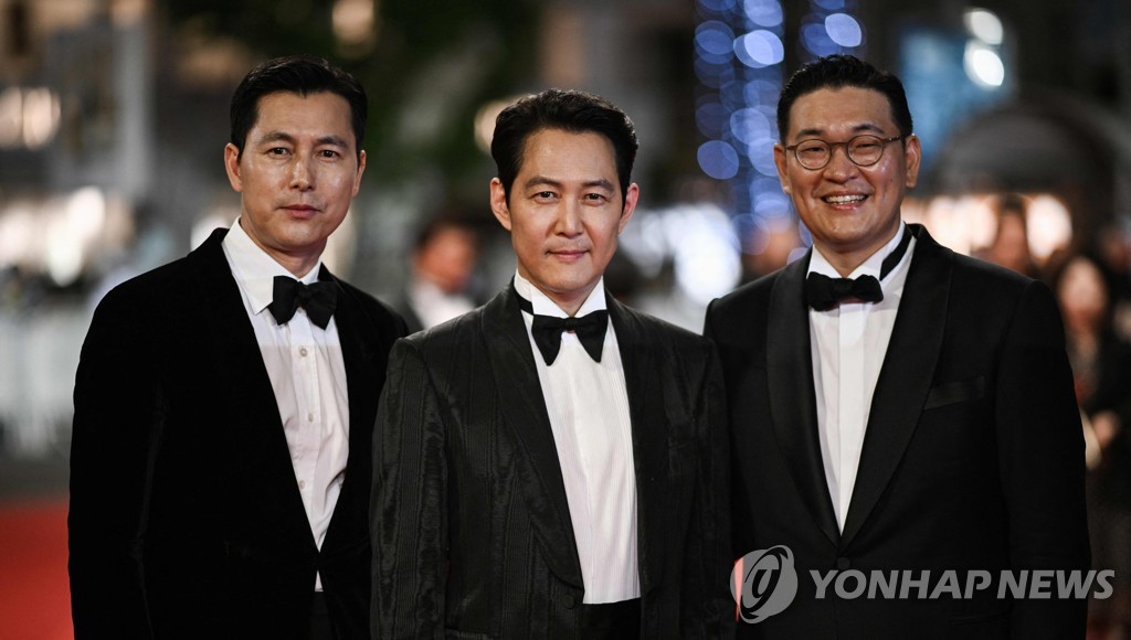 In this AFP photo, South-Korean director and actor Lee Jung-jae (C), and actors Jung Woo-Sung (L) and Jung Man-sik (R) arrive for the screening of the film "Hunt" during the 75th Cannes Film Festival in Cannes, France, on May 19, 2022. (Yonhap)