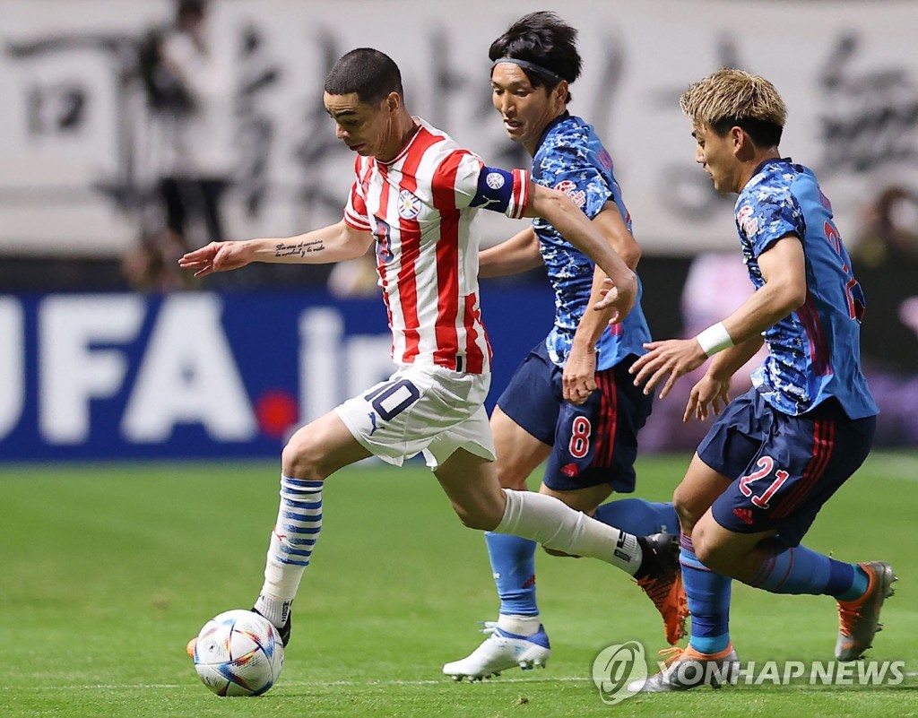 2일 일본과의 경기에 출전한 미겔 알미론(왼쪽)