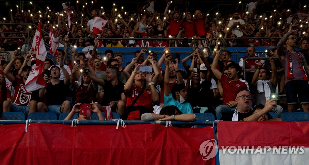 정전으로 어둠에 빠진 경기장을 휴대전화 조명으로 밝힌 팬들