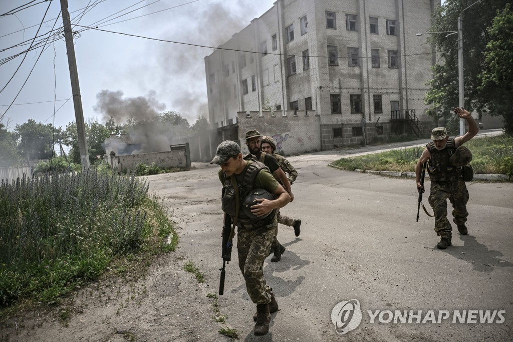 동부 리시찬스크에서 싸우는 우크라이나군