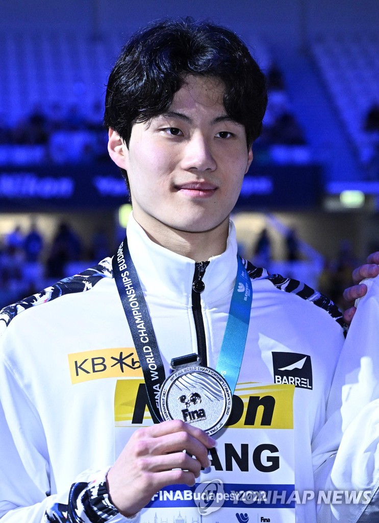 In this AFP photo, Hwang Sun-woo of South Korea poses with his silver medal from the men's 200m freestyle at the FINA World Championships at Duna Arena in Budapest on June 20, 2022. (Yonhap)