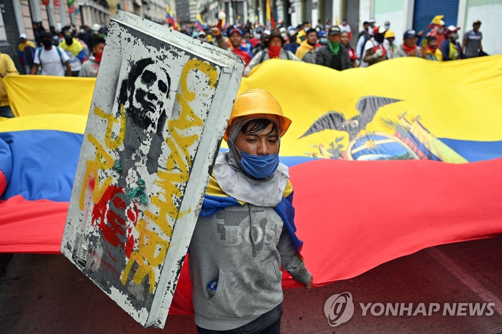 "연료비 내려라" 도로 행진하는 에콰도르 시위대 