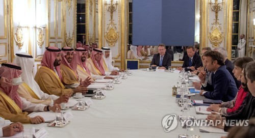 '암살배후 의혹' 사우디 왕세자 만난 마크롱…전쟁여파 축소논의