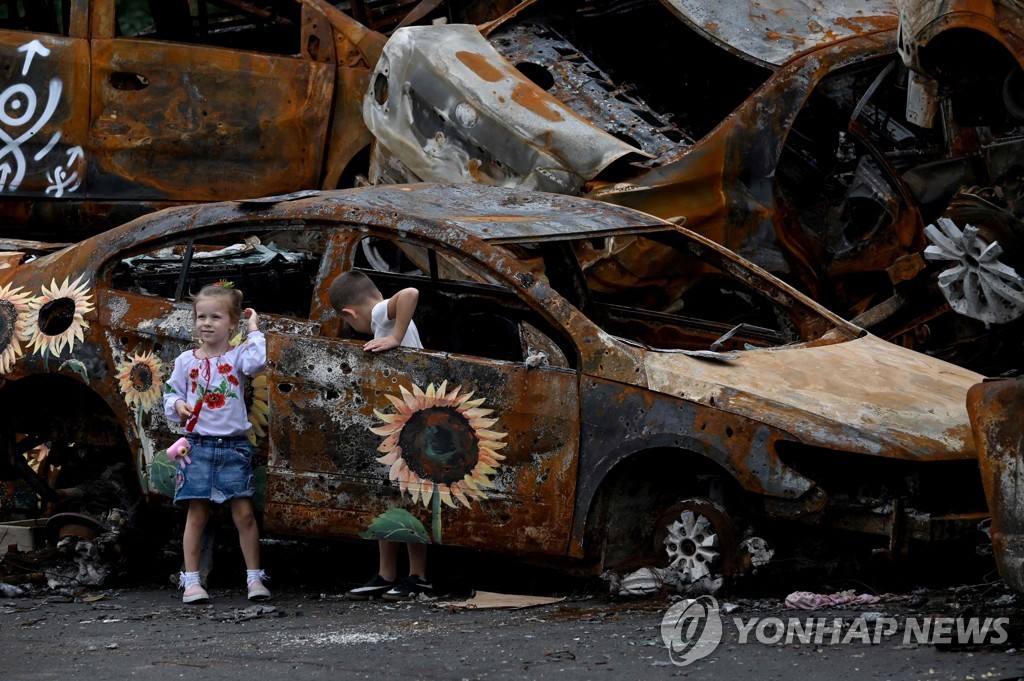 ′끝나지 않는 우크라 전쟁′…방치된 차량에 그려진 해바라기