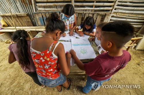 에콰도르 과야킬 한 가정에서 숙제하는 어린이 