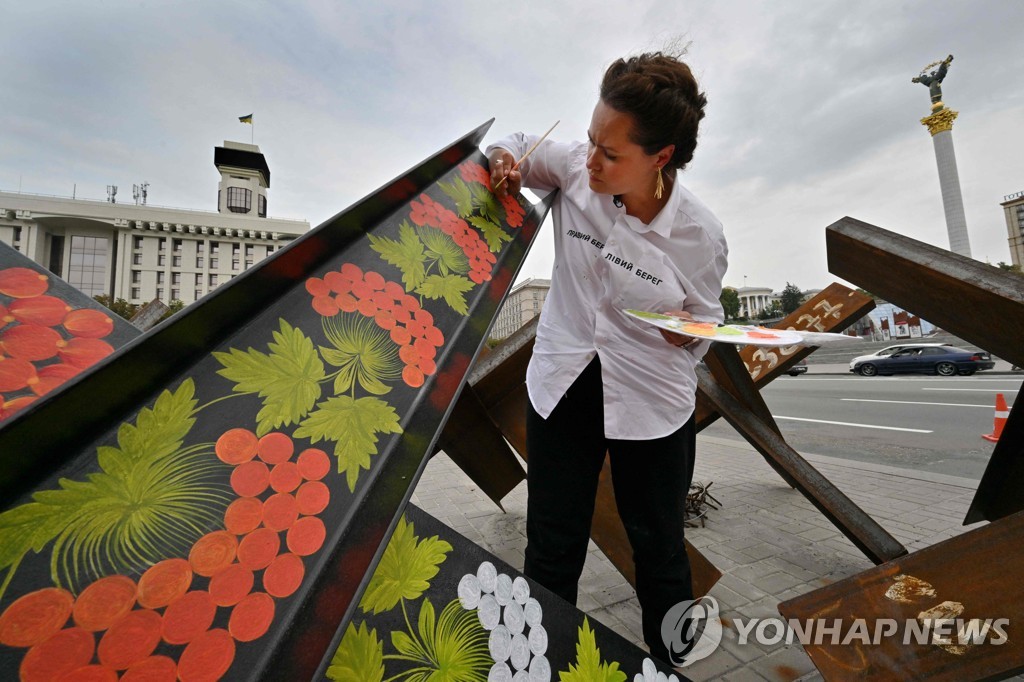 ′대전차 장애물에 그리는 우크라 전통 문양′…키이우 독립광장