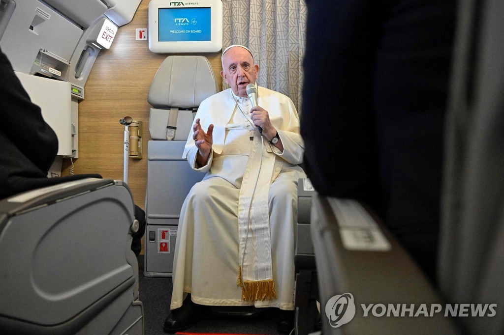 카자흐스탄에서 로마로 귀국하는 비행기 안에서 발언하는 프란치스코 교황