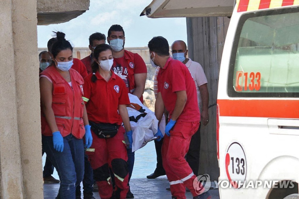 지중해 난민선 침몰사고 현장에서 수습된 시신을 옮기는 시리아 적신월사 구조대원들. 