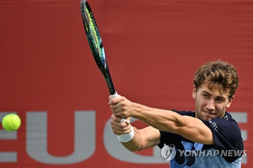 In this AFP photo, Casper Ruud of Norway hits a shot during a practice session for the ATP Eugene Korea Open tennis tournament at Olympic Park Tennis Center in Seoul on Sept. 28, 2022. (Yonhap)
