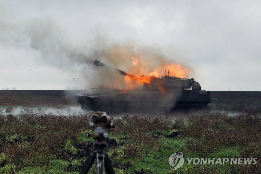 러시아 공격 직후 우크라이나군 장갑차가 포화를 뿜는 모습
