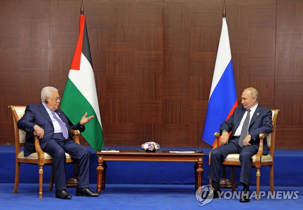카자흐스탄에서 열린 아시아 교류 및 신뢰 구축 회의(CICA)를 계기로 만난 푸틴 러시아 대통령(오른쪽)과 아바스 팔레스타인 수반(왼쪽) 