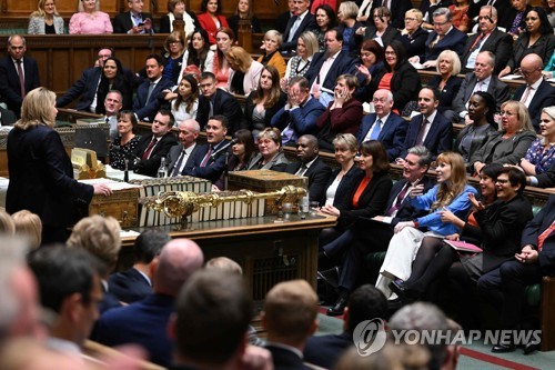 '호감도 10%' 영국 트러스 총리…"사퇴는 시간문제"