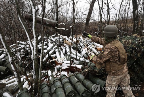 사용을 마친 155㎜ 포탄을 처분하는 우크라이나 군인