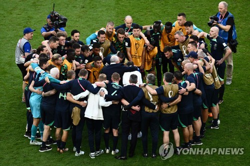 Australian players and coaches gather in a huddle after beating Tunisia 1-0 in their Group D match at the FIFA World Cup at Al Janoub Stadium in Al Wakrah, south of Doha, on Nov. 26, 2022. (Yonhap)