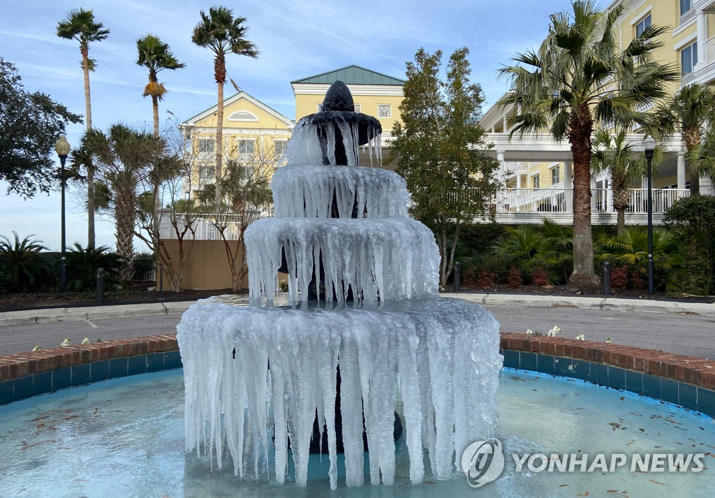 꽁꽁 언 미국 사우스캐롤라이나주 찰스턴의 한 분수