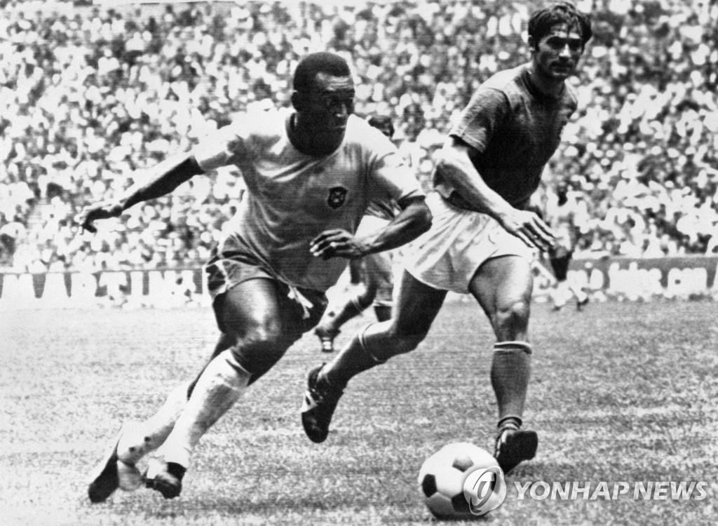 1970년 멕시코 월드컵 이탈리아와 결승에서 브라질 펠레(왼쪽)가 드리블하던 모습.
