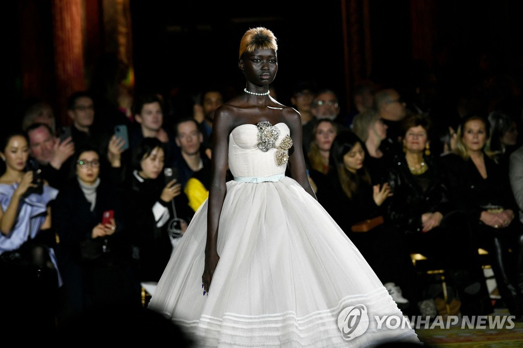 FASHION-FRANCE-VIKTOR & ROLF