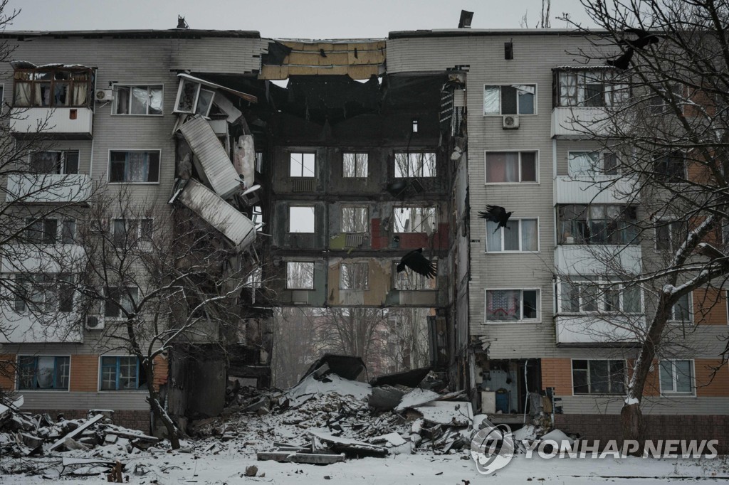 지난 30일 폐허가 된 우크라이나 도네츠크 바흐무트의 한 건물