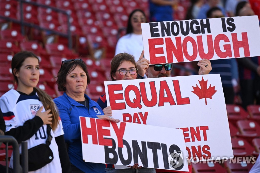 캐나다 여자축구 대표팀 선수들을 지지하는 팬들