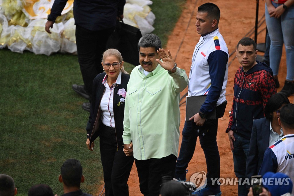 지난 21일(현지시간) 미주대륙을 위한 볼리바르 동맹(ALBA) 스포츠 대회에서 손 흔드는 마두로